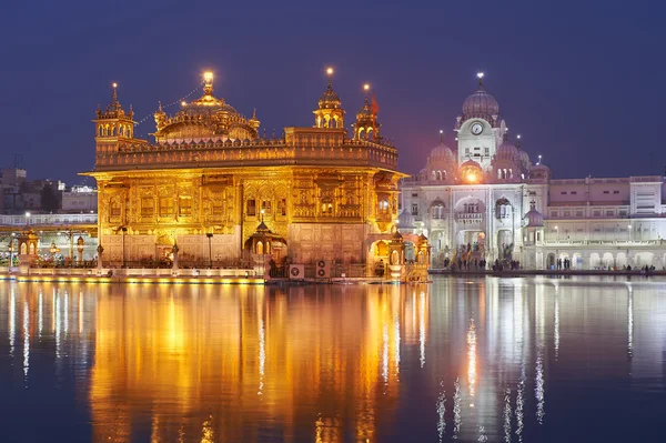 O Templo de Ouro, localizado em Amritsar, Punjab, Índia . — Fotografia de Stock