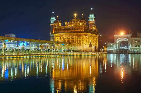 O Templo de Ouro, localizado em Amritsar, Punjab, Índia . — Fotografia de Stock