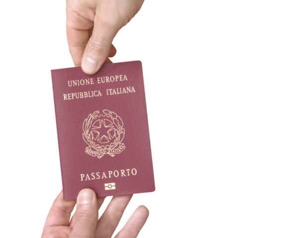 Seyahat, vatandaşlık, sınır denetimi ve uluslararası kimlik bilgilerini sembolize eden bir İtalyan biyometrik pasaportunun bir insandan diğerine verilmesi.