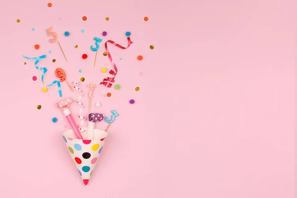 Sombrero Fiesta Confeti Velas Tumbadas Sobre Fondo Rosa Cumpleaños Concepto —  Fotos de Stock