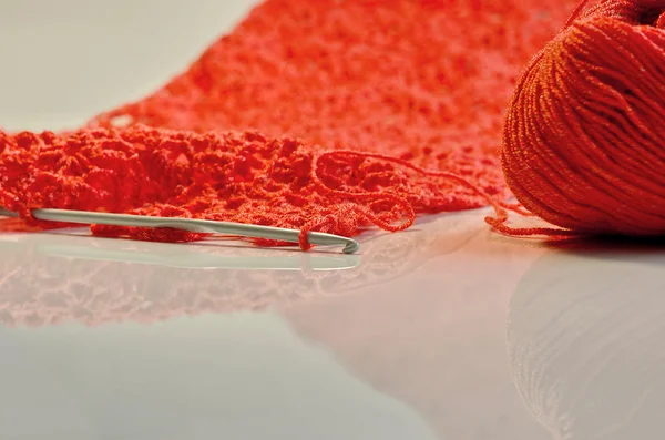 白地にオレンジ色の糸のかぎ針編み — ストック写真
