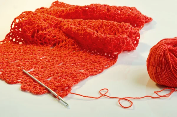 Crochet de fil orange sur un fond blanc — Photo