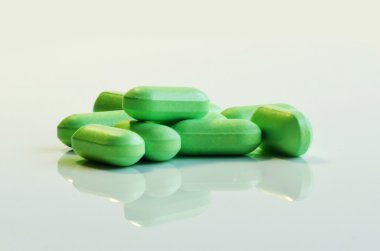 Beyaz arka planda yeşil haplar