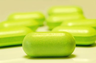 Beyaz arka planda yeşil haplar