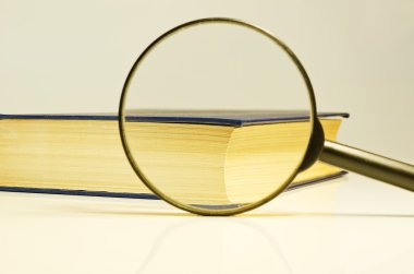 Kitap ve Büyüteç camı beyaz bir arka plan üzerinde