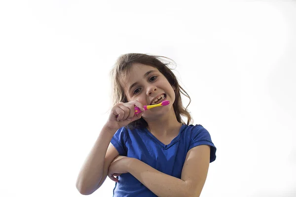 女孩用牙刷刷牙 — 图库照片