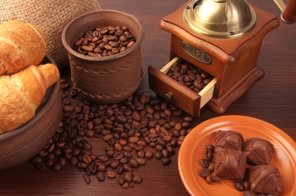 Кофе и шоколадный круассан — стоковое фото
