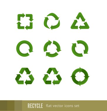 Geri dönüşüm kümesi düz yeşil vektör işaretleri ok simgeleri üzerinde beyaz izole.