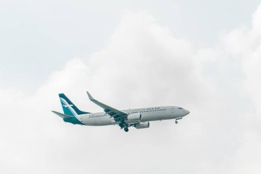 Singapur - 23 Haziran 2018: İpek Air Boeingf 737 Changi Havaalanına Son Yaklaşım