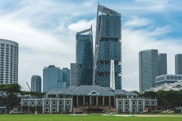 Padang Singapore 2018 Singapore Recreation Club Building Grass Infront Skyscrapers — 스톡 사진
