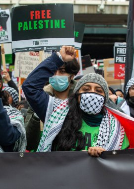 Londra, İngiltere. 22 Mayıs 2021. Özgür Filistin için yapılan Save Sheikh Jarrah mitinginde Filistin yanlısı protestocular, Birleşik Krallık hükümetini derhal harekete geçmeye ve İsrail 'in dokunulmazlıkla hareket etmesine izin vermemeye çağırdılar..