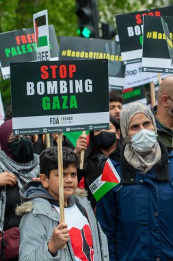 Londra, İngiltere. 22 Mayıs 2021. Özgür Filistin için yapılan Save Sheikh Jarrah mitinginde Filistin yanlısı protestocular, Birleşik Krallık hükümetini derhal harekete geçmeye ve İsrail 'in dokunulmazlıkla hareket etmesine izin vermemeye çağırdılar..