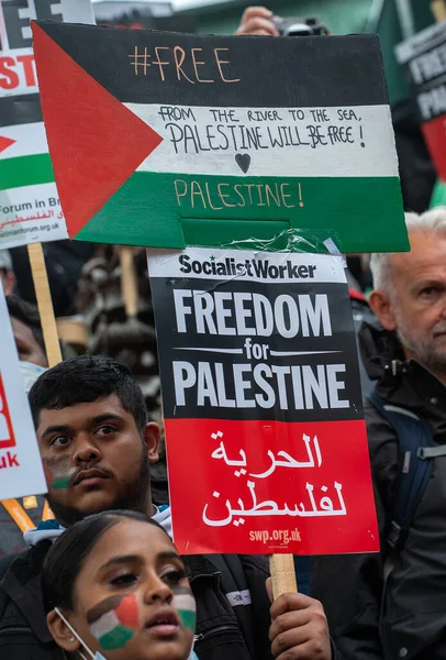 Londra, İngiltere. 22 Mayıs 2021. Özgür Filistin için yapılan Save Sheikh Jarrah mitinginde Filistin yanlısı protestocular, Birleşik Krallık hükümetini derhal harekete geçmeye ve İsrail 'in dokunulmazlıkla hareket etmesine izin vermemeye çağırdılar..