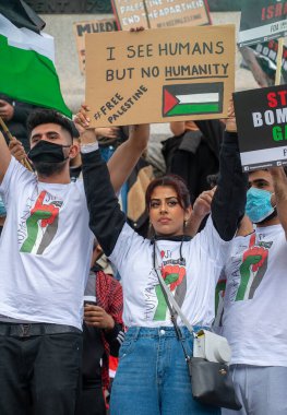 Londra, İngiltere. 22 Mayıs 2021. Özgür Filistin için yapılan Save Sheikh Jarrah mitinginde Filistin yanlısı protestocular, Birleşik Krallık hükümetini derhal harekete geçmeye ve İsrail 'in dokunulmazlıkla hareket etmesine izin vermemeye çağırdılar..