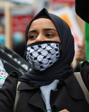 Londra, İngiltere. 22 Mayıs 2021. Londra 'daki Victoria Embankment protestosunun Filistin yanlısı destekçisi, İngiliz hükümetini İsrail' in dokunulmazlıkla hareket etmesine izin vermemek için harekete geçmeye çağırdı..