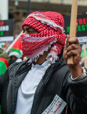 Londra, İngiltere. 22 Mayıs 2021. Londra 'daki Victoria Embankment protestosunun Filistin yanlısı destekçisi, İngiliz hükümetini İsrail' in dokunulmazlıkla hareket etmesine izin vermemek için harekete geçmeye çağırdı..
