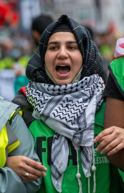 Londra, İngiltere. 22 Mayıs 2021. Londra 'daki Victoria Embankment protestosunun Filistin yanlısı destekçisi, İngiliz hükümetini İsrail' in dokunulmazlıkla hareket etmesine izin vermemek için harekete geçmeye çağırdı..