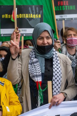 Londra, İngiltere. 22 Mayıs 2021. Londra 'daki Victoria Embankment protestosunun Filistin yanlısı destekçisi, İngiliz hükümetini İsrail' in dokunulmazlıkla hareket etmesine izin vermemek için harekete geçmeye çağırdı..