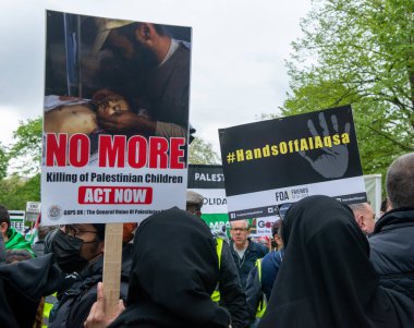 Londra, İngiltere. 15 Mayıs 2021. Filistin yanlısı protestocular, Özgür Filistin için Sheikh Jarrah 'ı Kurtarın mitinginde İsrail' in dokunulmazlıkla hareket etmesine izin vermemek için Birleşik Krallık hükümetini harekete geçmeye çağırıyorlar..