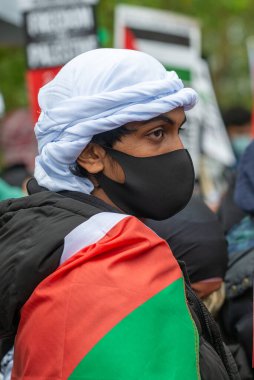 Londra, İngiltere. 15 Mayıs 2021. Filistin yanlısı protestocu Özgür Filistin için Şeyh Jarrah 'ı Kurtarın mitinginde İsrail' in dokunulmazlıkla hareket etmesine izin vermemesi için Birleşik Krallık hükümetini harekete geçmeye çağırdı..