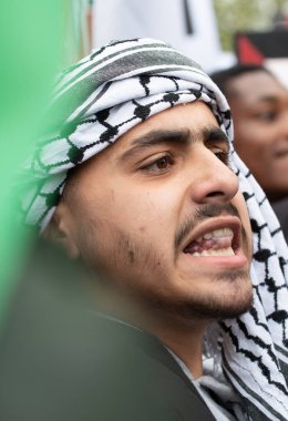 Londra, İngiltere. 15 Mayıs 2021. Özgür Filistin için Sheikh Jarrah 'ı Kurtarma mitinginde Filistin yanlısı protestocu, Birleşik Krallık hükümetini derhal harekete geçmeye ve İsrail' in dokunulmazlıkla hareket etmesine izin vermeye çağırdı..