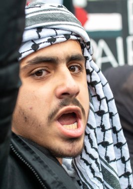 Londra, İngiltere. 15 Mayıs 2021. Özgür Filistin için Sheikh Jarrah 'ı Kurtarma mitinginde Filistin yanlısı protestocu, Birleşik Krallık hükümetini derhal harekete geçmeye ve İsrail' in dokunulmazlıkla hareket etmesine izin vermeye çağırdı..