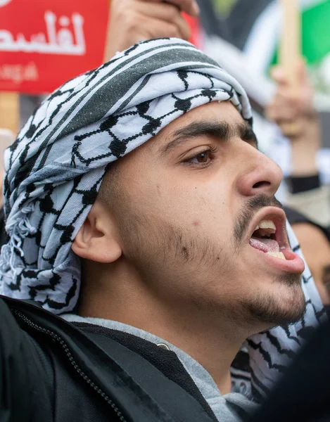 Londra, İngiltere. 11 Mayıs 2021. Beyaz Saray 'daki Filistin yanlısı protestocular, Özgür Filistin için Şeyh Jarrah' ı Kurtarma mitingi için bayraklar ve protestolarla İngiltere hükümetini harekete geçmeye ve İsrail 'in dokunulmazlıkla hareket etmesine izin vermemeye çağırıyorlar..
