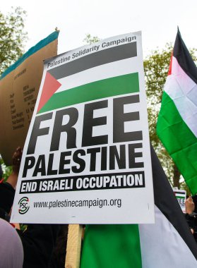 Londra, İngiltere. 15 Mayıs 2021. Özgür Filistin için yapılan Save Sheikh Jarrah mitinginde kullanılan protesto işareti, İngiliz hükümetini derhal harekete geçmeye ve İsrail 'in dokunulmazlıkla hareket etmesine izin vermeye çağırıyor..