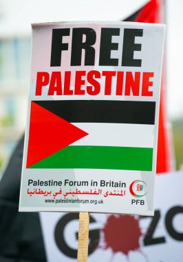 Londra, İngiltere. 15 Mayıs 2021. Özgür Filistin için yapılan Save Sheikh Jarrah mitinginde kullanılan protesto işareti, İngiliz hükümetini derhal harekete geçmeye ve İsrail 'in dokunulmazlıkla hareket etmesine izin vermeye çağırıyor..