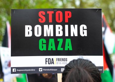 Londra, İngiltere. 15 Mayıs 2021. Özgür Filistin için yapılan Save Sheikh Jarrah mitinginde kullanılan protesto işareti, İngiliz hükümetini derhal harekete geçmeye ve İsrail 'in dokunulmazlıkla hareket etmesine izin vermeye çağırıyor..