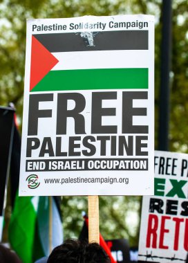 Londra, İngiltere. 15 Mayıs 2021. Özgür Filistin için yapılan Save Sheikh Jarrah mitinginde kullanılan protesto işareti, İngiliz hükümetini derhal harekete geçmeye ve İsrail 'in dokunulmazlıkla hareket etmesine izin vermeye çağırıyor..