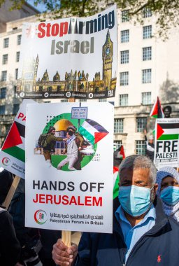 Londra, İngiltere. 11 Mayıs 2021. Beyaz Saray 'daki Filistin yanlısı protestocular, Özgür Filistin için Şeyh Jarrah' ı Kurtarma mitingi için bayraklar ve protestolarla İngiltere hükümetini harekete geçmeye ve İsrail 'in dokunulmazlıkla hareket etmesine izin vermemeye çağırıyorlar..