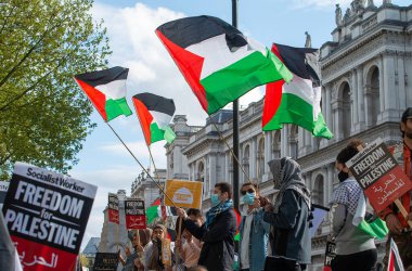 Londra, İngiltere. 11 Mayıs 2021. Beyaz Saray 'daki Filistin yanlısı protestocular, Özgür Filistin için Şeyh Jarrah' ı Kurtarma mitingi için bayraklar ve protestolarla İngiltere hükümetini harekete geçmeye ve İsrail 'in dokunulmazlıkla hareket etmesine izin vermemeye çağırıyorlar..