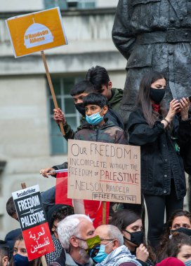 Londra, İngiltere. 11 Mayıs 2021. Beyaz Saray 'daki Filistin yanlısı protestocular, Özgür Filistin için Şeyh Jarrah' ı Kurtarma mitingi için bayraklar ve protestolarla İngiltere hükümetini harekete geçmeye ve İsrail 'in dokunulmazlıkla hareket etmesine izin vermemeye çağırıyorlar..