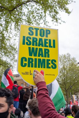 Londra, İngiltere. 11 Mayıs 2021. Beyaz Saray 'daki Filistin yanlısı protestocular, Özgür Filistin için Şeyh Jarrah' ı Kurtarma mitingi için bayraklar ve protestolarla İngiltere hükümetini harekete geçmeye ve İsrail 'in dokunulmazlıkla hareket etmesine izin vermemeye çağırıyorlar..