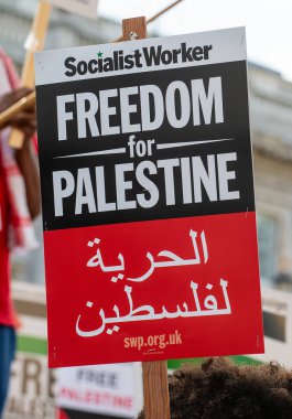 Londra, İngiltere. 11 Mayıs 2021. Özgür Filistin için Şeyh Jarrah 'ı Kurtarma mitingi için Whitehall / Downing Caddesi' ndeki protesto tabelası, İngiliz hükümetini derhal harekete geçmeye ve İsrail 'in dokunulmazlıkla hareket etmesine izin vermemeye çağırdı..