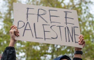 Londra, İngiltere. 11 Mayıs 2021. Özgür Filistin için Şeyh Jarrah 'ı Kurtarma mitingi için Whitehall / Downing Caddesi' ndeki protesto tabelası, İngiliz hükümetini derhal harekete geçmeye ve İsrail 'in dokunulmazlıkla hareket etmesine izin vermemeye çağırdı..