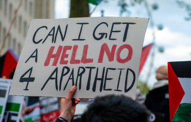Londra, İngiltere. 11 Mayıs 2021. Özgür Filistin için Şeyh Jarrah 'ı Kurtarma mitingi için Whitehall / Downing Caddesi' ndeki protesto tabelası, İngiliz hükümetini derhal harekete geçmeye ve İsrail 'in dokunulmazlıkla hareket etmesine izin vermemeye çağırdı..