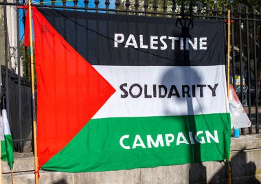 Londra, İngiltere. 11 Mayıs 2021. Özgür Filistin için Şeyh Jarrah 'ı Kurtarma mitingi için Whitehall / Downing Caddesi' ndeki protesto tabelası, İngiliz hükümetini derhal harekete geçmeye ve İsrail 'in dokunulmazlıkla hareket etmesine izin vermemeye çağırdı..