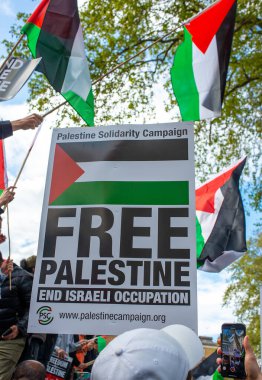 Londra, İngiltere. 11 Mayıs 2021. Özgür Filistin için Şeyh Jarrah 'ı Kurtarma mitingi için Whitehall / Downing Caddesi' ndeki protesto tabelası, İngiliz hükümetini derhal harekete geçmeye ve İsrail 'in dokunulmazlıkla hareket etmesine izin vermemeye çağırdı..