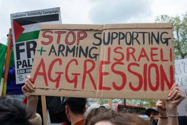 Londra, İngiltere. 11 Mayıs 2021. Özgür Filistin için Şeyh Jarrah 'ı Kurtarma mitingi için Whitehall / Downing Caddesi' ndeki protesto tabelası, İngiliz hükümetini derhal harekete geçmeye ve İsrail 'in dokunulmazlıkla hareket etmesine izin vermemeye çağırdı..
