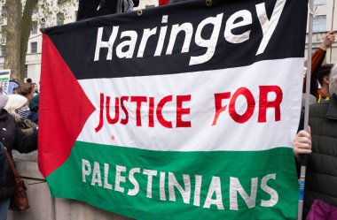 Londra, İngiltere. 11 Mayıs 2021. Özgür Filistin için Şeyh Jarrah 'ı Kurtarma mitingi için Whitehall / Downing Caddesi' ndeki protesto tabelası, İngiliz hükümetini derhal harekete geçmeye ve İsrail 'in dokunulmazlıkla hareket etmesine izin vermemeye çağırdı..