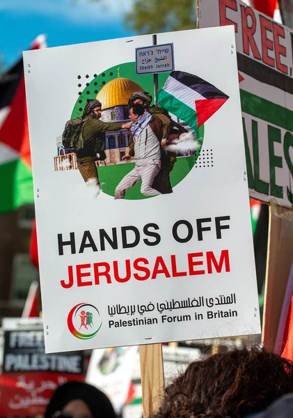 Londra, İngiltere. 11 Mayıs 2021. Özgür Filistin için Şeyh Jarrah 'ı Kurtarma mitingi için Whitehall / Downing Caddesi' ndeki protesto tabelası, İngiliz hükümetini derhal harekete geçmeye ve İsrail 'in dokunulmazlıkla hareket etmesine izin vermemeye çağırdı..