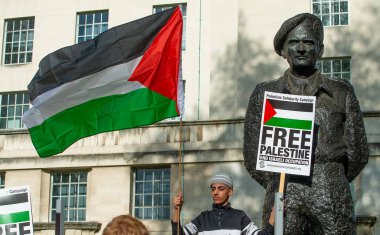 Londra, İngiltere. 11 Mayıs 2021. Filistin yanlısı protestocu Özgür Filistin için Sheikh Jarrah 'ı Kurtarın mitinginde protesto işareti tutarak Birleşik Krallık hükümetini derhal harekete geçmeye ve İsrail' in dokunulmazlıkla hareket etmesine izin vermemeye çağırdı..