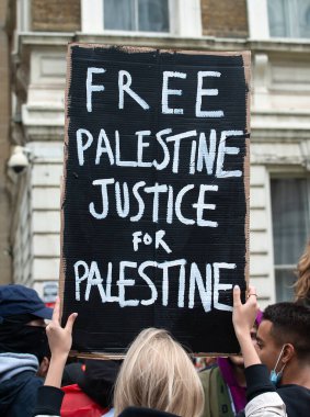 Londra, İngiltere. 11 Mayıs 2021. Filistin yanlısı protestocu Özgür Filistin için Sheikh Jarrah 'ı Kurtarın mitinginde protesto işareti tutarak Birleşik Krallık hükümetini derhal harekete geçmeye ve İsrail' in dokunulmazlıkla hareket etmesine izin vermemeye çağırdı..