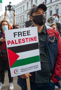 Londra, İngiltere. 11 Mayıs 2021. Filistin yanlısı protestocu Özgür Filistin için Sheikh Jarrah 'ı Kurtarın mitinginde protesto işareti tutarak Birleşik Krallık hükümetini derhal harekete geçmeye ve İsrail' in dokunulmazlıkla hareket etmesine izin vermemeye çağırdı..