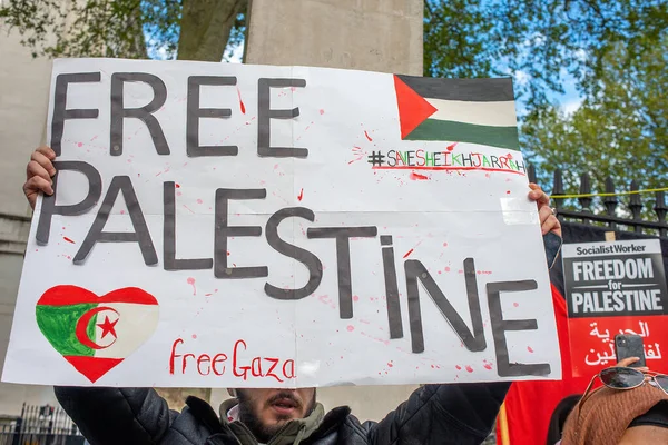 Londra, İngiltere. 11 Mayıs 2021. Filistin yanlısı protestocu Özgür Filistin için Sheikh Jarrah 'ı Kurtarın mitinginde protesto işareti tutarak Birleşik Krallık hükümetini derhal harekete geçmeye ve İsrail' in dokunulmazlıkla hareket etmesine izin vermemeye çağırdı..