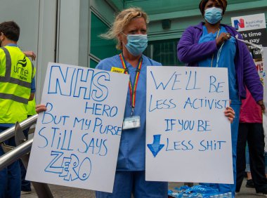 Londra, İngiltere. 3 Temmuz 2021. NHS çalışanları maaş adaletini protesto ederek hükümetten% 15 zam, hasta güvenliği ve özelleştirmeye son verilmesini talep ettiler. Yürüyüş, Ulusal Sağlık Teşkilatı 'nın 73. yıldönümü de oldu..