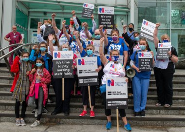 Londra, İngiltere. 3 Temmuz 2021. NHS çalışanları maaş adaletini protesto ederek hükümetten% 15 zam, hasta güvenliği ve özelleştirmeye son verilmesini talep ettiler. Yürüyüş, Ulusal Sağlık Teşkilatı 'nın 73. yıldönümü de oldu..