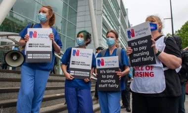 Londra, İngiltere. 3 Temmuz 2021. NHS çalışanları maaş adaletini protesto ederek hükümetten% 15 zam, hasta güvenliği ve özelleştirmeye son verilmesini talep ettiler. Yürüyüş, Ulusal Sağlık Teşkilatı 'nın 73. yıldönümü de oldu..